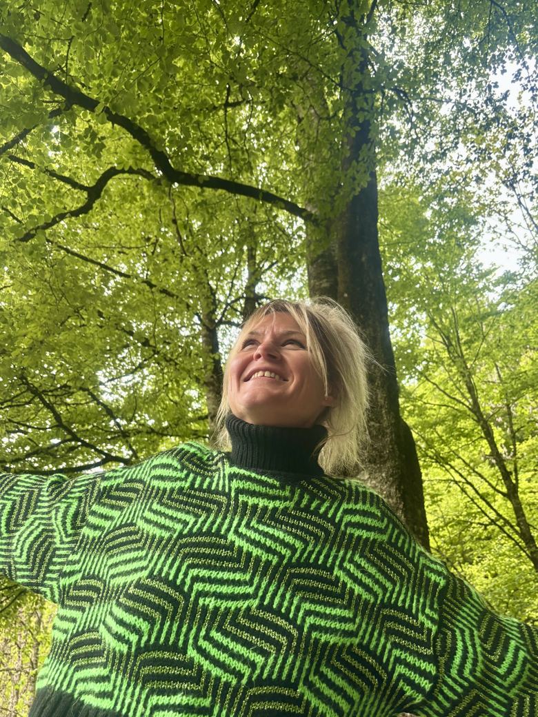 Anne Cerisola-Pomatto en forêt, sous les arbres